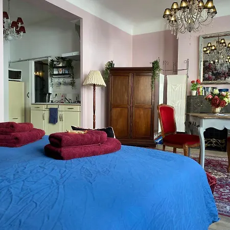 The Pink Studio - Exceptional Location In City Center - Unique & Elegant Apartment *